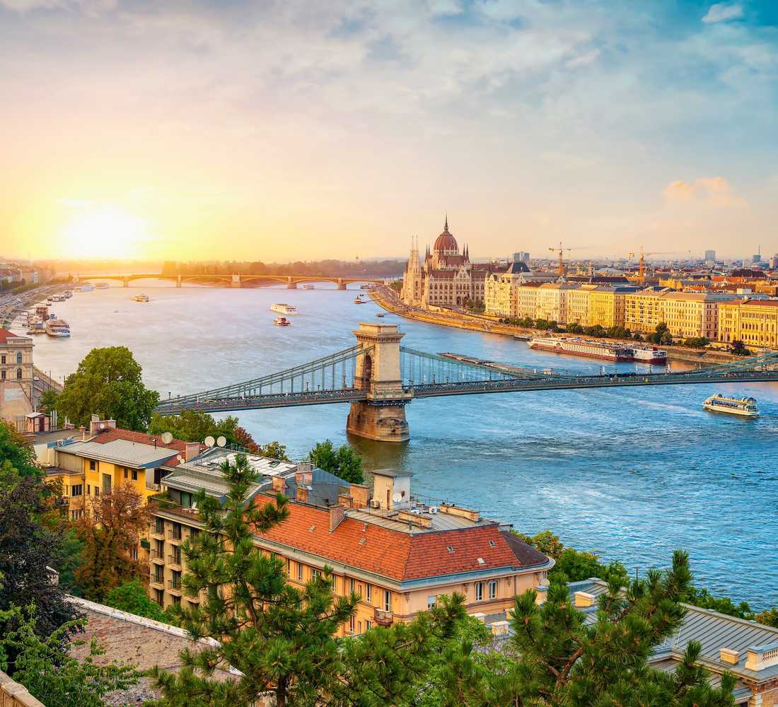 Hop-On Hop-Off sightseeing-busture i Budapest, Ungarn – Åben-top busser, topattraktioner og gratis afbestilling i 2026